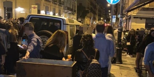 Palermo, in via La Lumia tamponamento, rissa e retromarcia su un gruppo di giovani