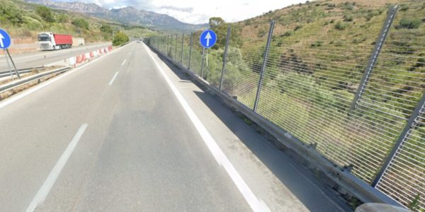 Auto in fiamme sulla Palermo-Catania, traffico bloccato