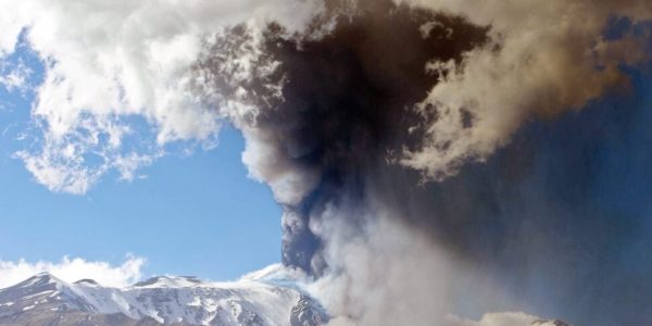 Etna, attività stromboliana dal cratere di Sud-Est