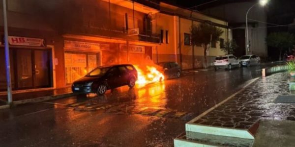 Bruciata l'auto di un cronista cosentino della Gazzetta del Sud, il Cdr: «Non fermeranno mai le inchieste giornalistiche»