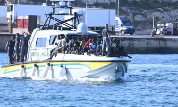 Barca di metallo con 40 migranti affonda davanti a Lampedusa, un morto
