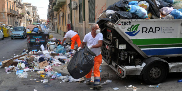 Rifiuti a Palermo, basta coi doppi turni di raccolta? La Cisal attacca la Cisl: «Penalizzati i dipendenti»