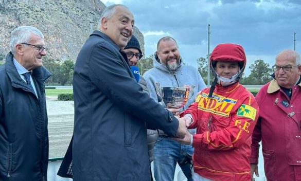 A Palermo Eolo Jet conquista il Gp Mediterraneo, Lagalla premia il vincitore
