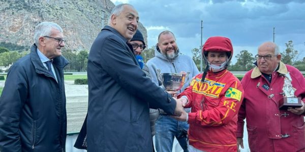 A Palermo Eolo Jet conquista il Gp Mediterraneo, Lagalla premia il vincitore