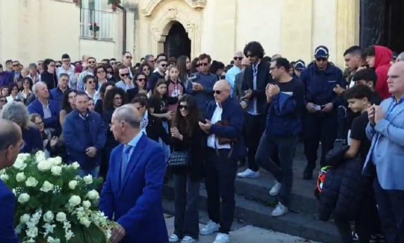 Solarino si ferma per l'ultimo saluto a Chiara, la studentessa investita e uccisa a Catania