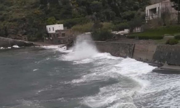 Lipari, a Porto delle Genti le mareggiate continuano a fare tremare le villette