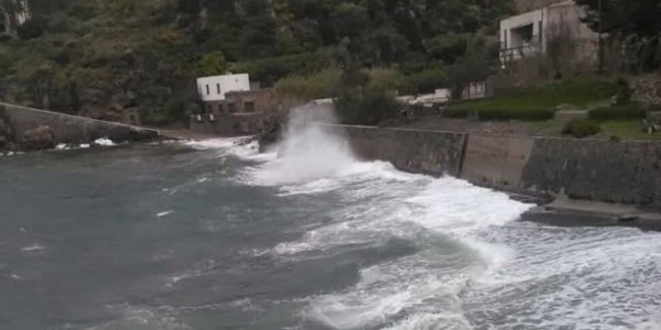 Lipari, a Porto delle Genti le mareggiate continuano a fare tremare le villette