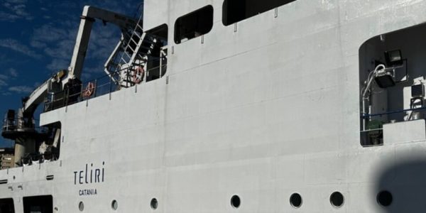 La nave posacavi Teliri approda al porto di Palermo