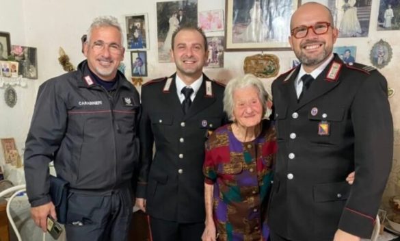 A Favignana il compleanno da record di zia Rosina: spegne 102 candeline con i carabinieri