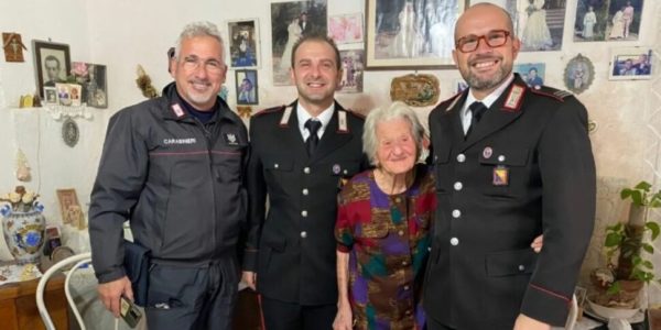 A Favignana il compleanno da record di zia Rosina: spegne 102 candeline con i carabinieri