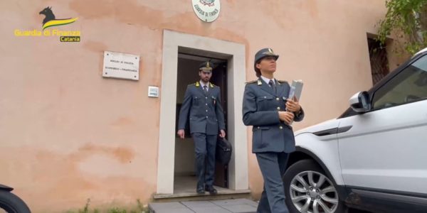 In casa marijuana e cocaina, tenta di disfarsene lanciando uno zaino dal balcone, un arresto nel Catanese