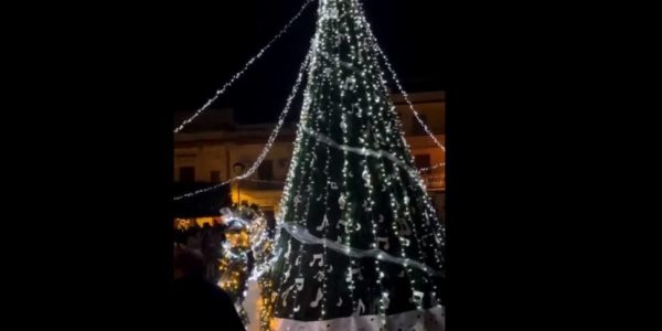 Balestrate, buio in piazza Duomo prima di accendere l’albero di Natale: due signore cadono e finiscono in ospedale