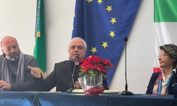 Catania, il vescovo Renna incontra gli studenti del Ferrarin: «Chi fa bene il proprio lavoro è antimafia»