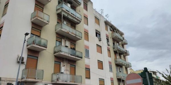 Messina, le luci dell'albero vanno in tilt e provocano un incendio in casa: paura in via Vittorio Veneto