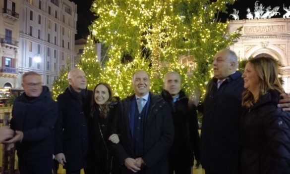Acceso l'albero di Natale in piazza Politeama a Palermo, Lagalla: «Uniremo tradizione e nuove iniziative»