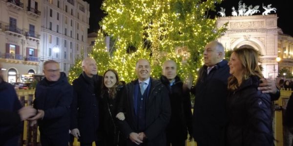 Acceso l'albero di Natale in piazza Politeama a Palermo, Lagalla: «Uniremo tradizione e nuove iniziative»