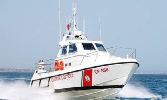 Guardia costiera di Catania salva due diportisti al largo di Crotone