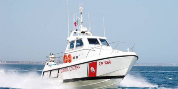 Guardia costiera di Catania salva due diportisti al largo di Crotone