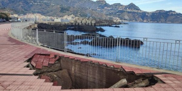 Paura a Giardini Naxos: si apre una grossa voragine sul lungomare