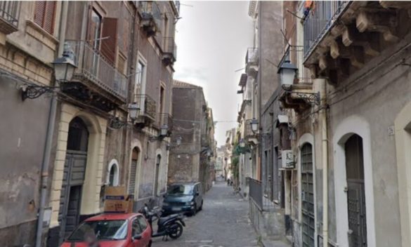 Incendio in un'abitazione a Catania: salvata una donna, era priva di sensi e con diverse ustioni