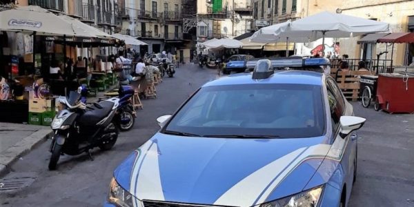 Palermo, forzate le saracinesche di tre magazzini a Ballarò: colpiti un albergo, un ristorante e un privato