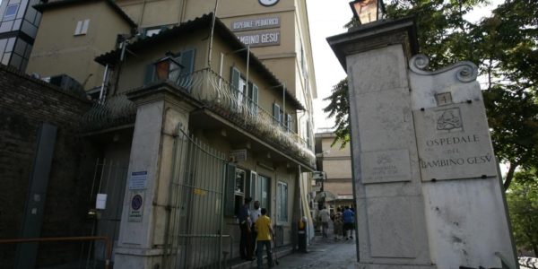 La bimba caduta dal balcone a Palermo sarà dimessa, la mamma: «Trascorreremo il Natale a casa»