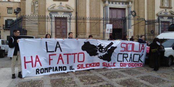 Corteo a Palermo per dire no al crack, Lorefice: «Morte venduta da chi vuole dominare i nostri giovani»