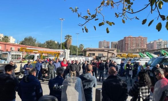 Palermo, protestano i lavoratori di Amg Energia: niente luci per gli alberi di Natale in città e per il concerto di Capodanno