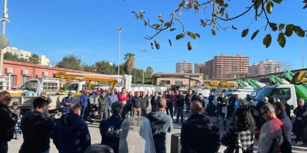 Palermo, protestano i lavoratori di Amg Energia: niente luci per gli alberi di Natale in città e per il concerto di Capodanno