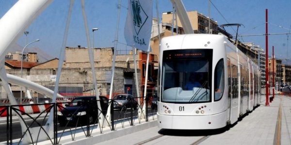 Palermo, pedone investito dal tram in corso dei Mille: ricoverato in ospedale