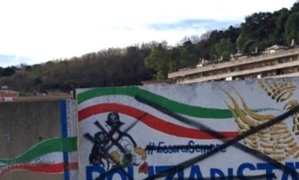 Vandalizzato con croci nere il murales della polizia a Messina, indagini in corso