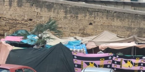 Palermo, tendopoli in piazza Kalsa: protesta dei residenti