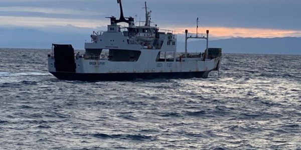 Mare mosso alle Eolie, a Lipari la nave dei rifiuti ha dovuto lasciare la banchina