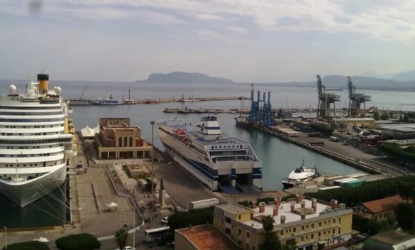 Pacco sospetto su una nave in riparazione a Palermo, verifiche degli artificieri