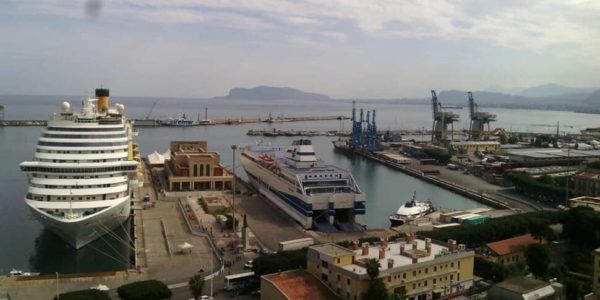 Pacco sospetto su una nave in riparazione a Palermo, verifiche degli artificieri