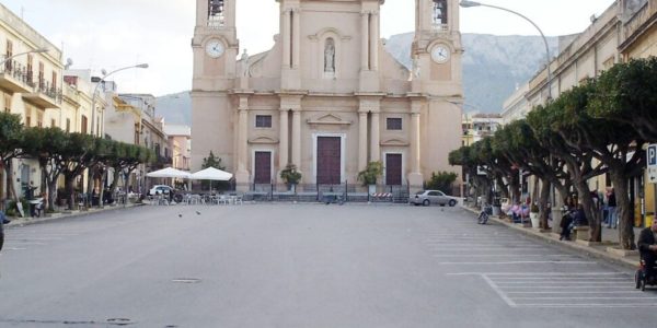 Terrasini, rissa tra una decina di ragazzi: spariscono prima dell'arrivo dei carabinieri