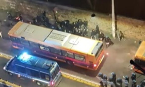 Catania-Pescara: fumogeni e bombe carta contro il bus degli abruzzesi, fermati alcuni ultras etnei