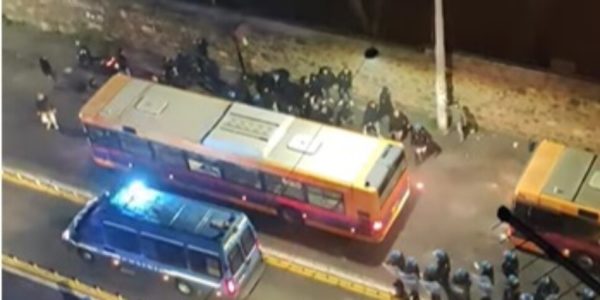 Catania-Pescara: fumogeni e bombe carta contro il bus degli abruzzesi, fermati alcuni ultras etnei