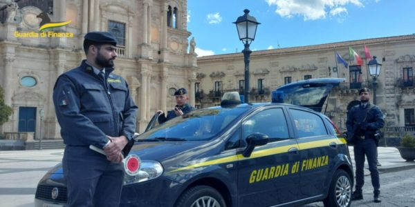 Diciassette lavoratori irregolari in un bar di Acireale, scatta una maxi sanzione