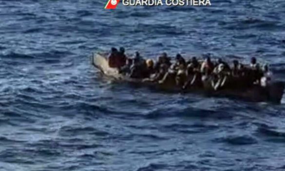 Migranti, in 42 a bordo di un barchino intercettati al largo di Lampedusa