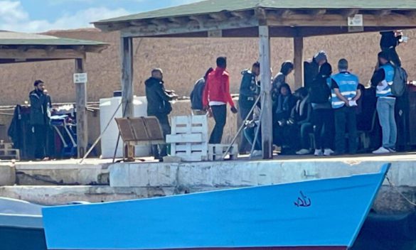 Lampedusa, finiscono in mare cinquanta migranti: vengono soccorsi, ma un quindicenne della Guinea è disperso
