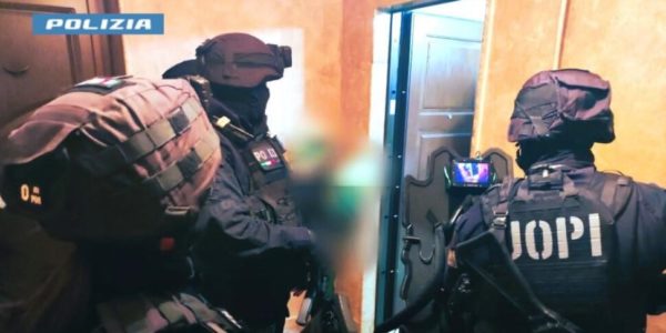 Blitz antimafia a Caltanissetta: 55 misure cautelari per estorsioni, droga e armi