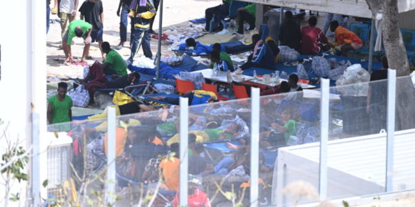 A Lampedusa riprendono gli sbarchi: 620 migranti arrivati nella notte su 13 barche
