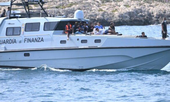 Ancora sbarchi a Lampedusa, quasi mille migranti arrivati in 24 ore
