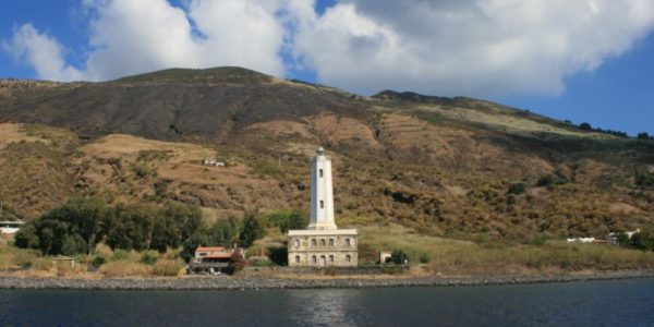 Cadavere ripescato in mare a Vulcano, era in acqua da almeno due mesi