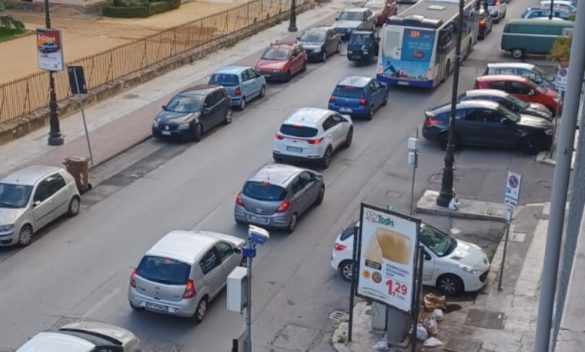 Incidente a Palermo, scontro tra auto e moto in via Lincoln: un ferito e disagi al traffico