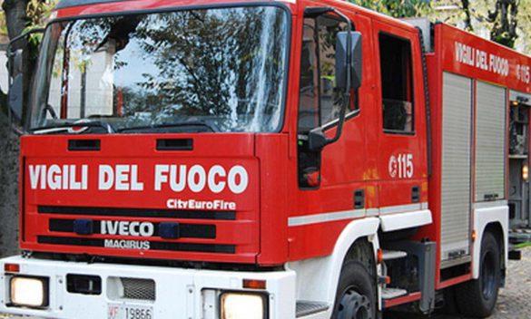Auto a fuoco a Canicattì: l'autista riesce a mettersi in salvo
