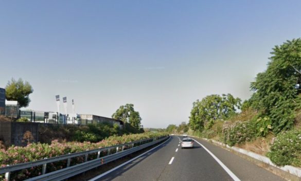 Auto si ribalta sulla Catania-Messina, cinque feriti: uno in gravi condizioni
