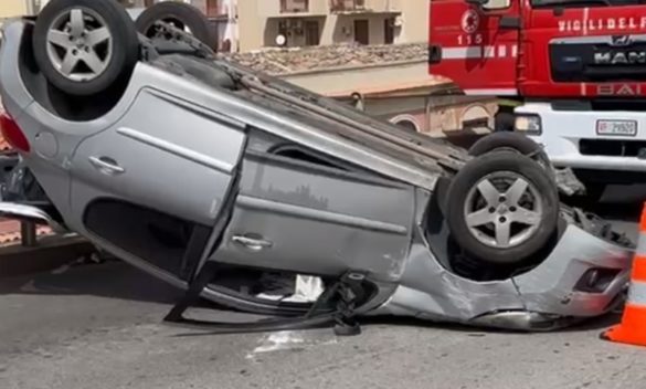 Auto si ribalta sul ponte di via Giafar a Palermo: un ferito, strada chiusa e lunghe code
