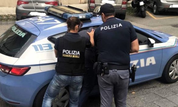 Rubano registratore di cassa a Caltanissetta, un arresto